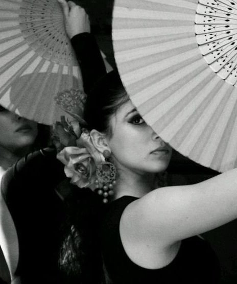 bailarina con abanico de flamenco